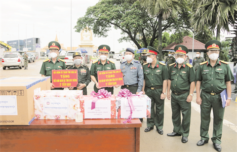 Đoàn kết giúp đỡ nhau trong cuộc chiến chống dịch Covid-19