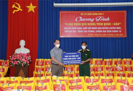 Bộ Tư lệnh Quân khu 7 trao quà giúp đỡ Nhân dân huyện Xuyên Mộc chống dịch