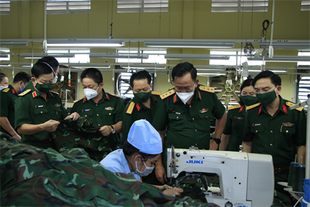 Thứ trưởng Bộ Quốc phòng Võ Minh Lương thăm và kiểm tra tại Công ty Cổ phần Dệt may 7