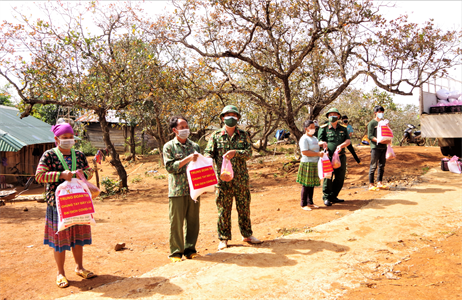 Binh đoàn 16 tặng quà hỗ trợ Nhân dân trong vùng dự án