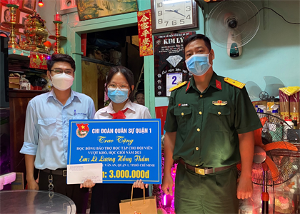 Quận 1 trao học bổng cho học sinh vượt khó, học giỏi