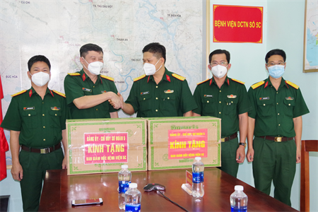 Sư đoàn 5 thăm, tặng quà Bệnh viện dã chiến truyền nhiễm 5C