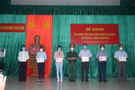 Tỉnh Tây Ninh bế giảng lớp bồi dưỡng kiến thức quốc phòng và an ninh đối tượng 3