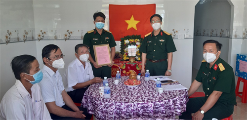 Trao tặng nhà đồng đội cho gia đình quân nhân