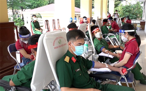 Trường Quân sự Quân đoàn 4 hiến gần 350 đơn vị máu