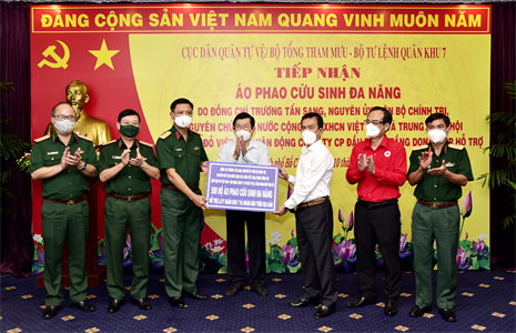 Quân khu 7 tiếp nhận 500 bộ áo phao cứu sinh đa năng