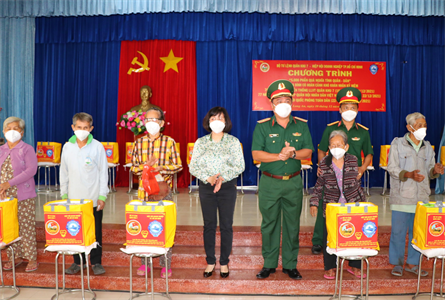 Bộ Tư lệnh Quân khu 7 thăm, tặng quà Nhân dân xã Bình Hòa Nam