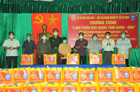 Bộ Tư lệnh Quân khu 7 trao tặng 500 phần quà “Nghĩa tình Quân - Dân” cho Nhân dân huyện Tân Biên