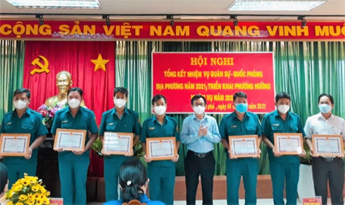 Ban CHQS quận Tân Phú khen thưởng 70 tập thể, cá nhân trong phong trào thi đua Quyết thắng năm 2021