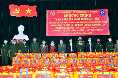 Bộ Tư lệnh Quân khu 7 trao 500 phần quà tặng các gia đình khó khăn trên địa bàn huyện Đam Rông