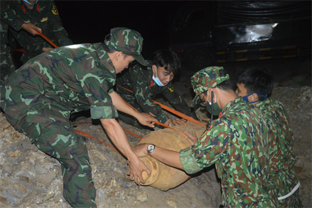 Bộ CHQS tỉnh Bình Phước thu gom, xử lí 5 tấn  bom, mìn, vật liệu nổ