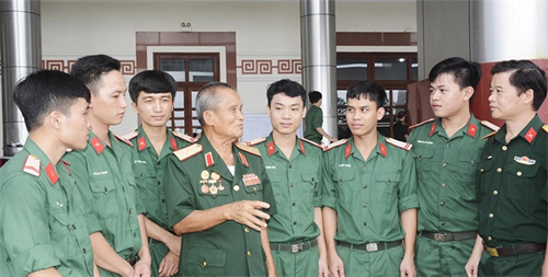 Truyền lửa cho sĩ quan tương lai