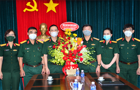 Thiếu tướng Nguyễn Văn Hiệu chúc mừng Ngày truyền thống Đoàn Văn Công Quân khu 7