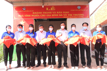Tổng Công ty Tân Cảng Sài Gòn bàn giao nhà tình nghĩa và tặng quà cho ngư dân tỉnh Bến Tre