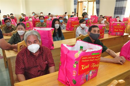 Ban CHQS thành phố Thủ Đức tặng quà, nhận đỡ đầu các gia đình chính sách, trẻ em mồ côi