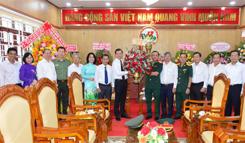 Lãnh đạo tỉnh Đồng Nai tặng hoa, chúc mừng LLVT tỉnh