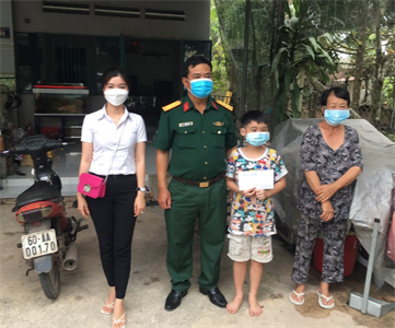 Ban CHQS huyện Chơn Thành tặng quà Mẹ Việt Nam Anh hùng và trao học bổng “Tiếp bước tới trường”