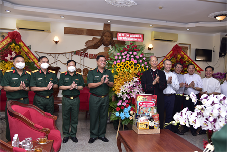 Bộ Tư lệnh Quân khu 7 thăm, chúc mừng Giáng sinh tại Tòa giám mục Xuân Lộc