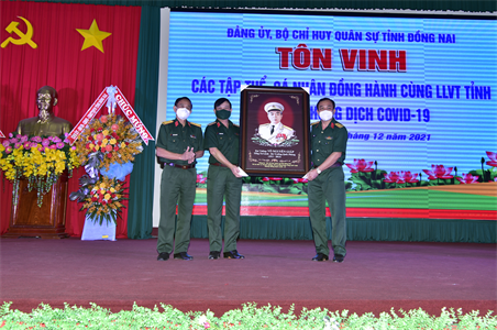 Tôn vinh 25 tập thể, cá nhân đồng hành cùng lực lượng vũ trang tỉnh Đồng Nai phòng, chống dịch Covid-19