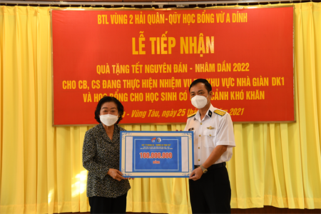 Trao quà Xuân Nhâm Dần tặng cán bộ, chiến sĩ Vùng 2 Hải quân