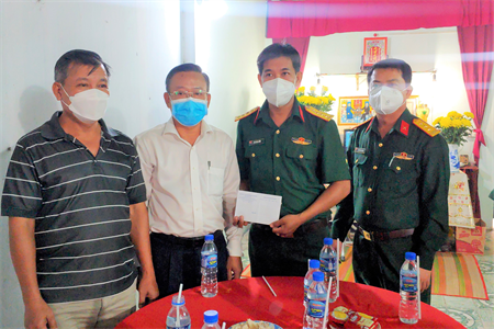 Ban Dân vận Thành ủy TPHCM thăm gia đình cán bộ LLVT có người thân tử vong vì Covid-19