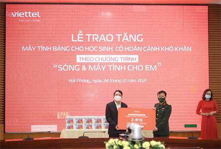 Viettel hoàn thành trao tặng 37.000 máy tính bảng cho các em học sinh khó khăn