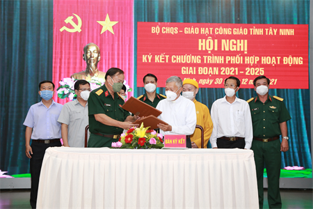 Bộ CHQS tỉnh Tây Ninh ký kết chương trình phối hợp hoạt động với Giáo hạt Công giáo tỉnh