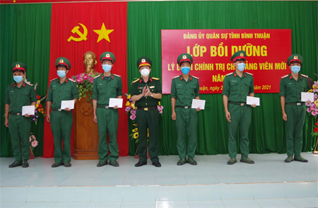 Tỉnh Bình Thuận bồi dưỡng lý luận đảng viên mới