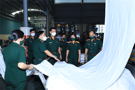 Tư lệnh Quân khu thăm, làm việc tại Công ty Cổ phần Dệt may 7