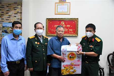 Ban liên lạc truyền thống Mặt trận 779 – Quân khu 7 tặng quà tri ân cựu chiến binh