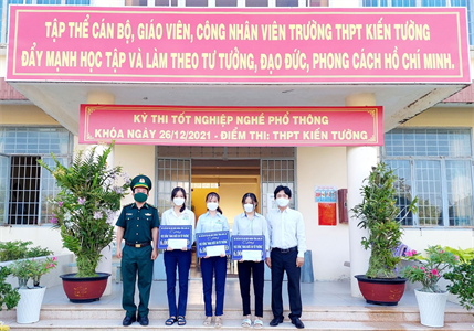 Trao học bổng "Nâng bước em tới trường"