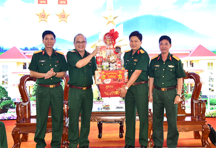 Thiếu tướng Du Trường Giang chúc mừng năm mới Sư đoàn 5