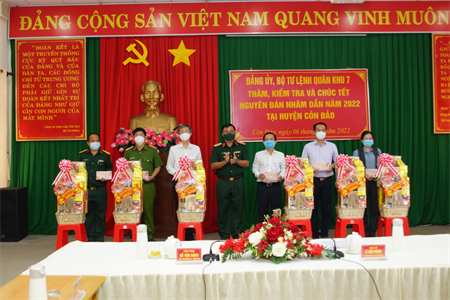 Bộ Tư lệnh Quân khu 7 thăm, chúc tết LLVT và Nhân dân huyện Côn Đảo