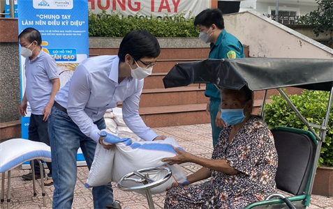 LLVT quận Tân Phú phối hợp hỗ trợ người dân khó khăn do dịch Covid-19