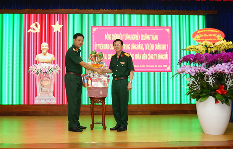 Tư lệnh Quân khu chúc tết Công ty Công ty Tây Nam và Công ty Đông Hải