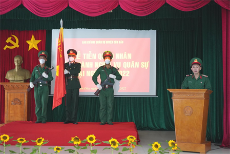 Ban CHQS huyện Côn Đảo tiễn quân nhân hoàn thành nghĩa vụ quân sự