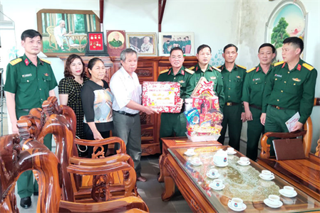 Thăm, tặng quà thân nhân gia đình cụ Tô Đình Cắm