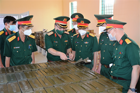 Thiếu tướng Du Trường Giang kiểm tra công tác kiểm kê vũ khí trang bị tại BCHQS tỉnh Long An