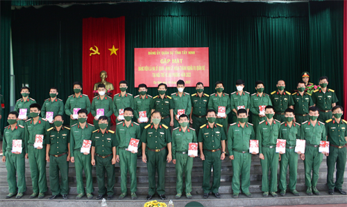 Bộ CHQS tỉnh Tây Ninh tiễn quân nhân hoàn thành nghĩa vụ quân sự, phát động thi đua mừng Đảng, mừng Xuân