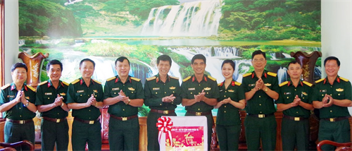 Tư lệnh Binh đoàn 16 thăm, tặng quà tết tại Trung đoàn 717