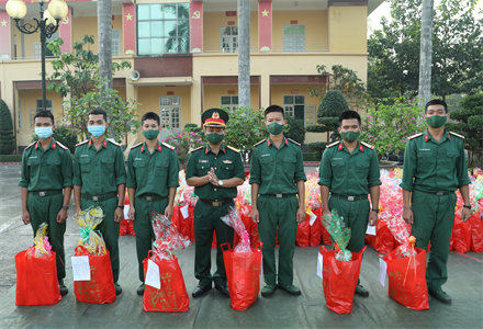 Bảo đảm đầy đủ chế độ chính sách và tiễn quân nhân xuất ngũ về địa phương an toàn
