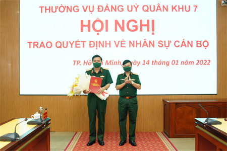 Thường vụ Đảng ủy Quân khu 7 trao quyết định về nhân sự cán bộ