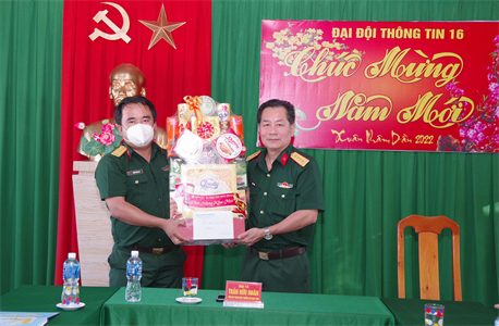 Bộ CHQS tỉnh Bình Thuận chăm lo tết cho các đối tượng