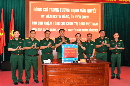 Trung tướng Trịnh Văn Quyết thăm, chúc Tết cán bộ, chiến sĩ Sư đoàn 317