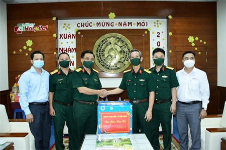 Đại tá Trần Đức Thắng trao quà Quân ủy Trung ương, Bộ Quốc phòng tặng Bệnh viên Quân y 7A