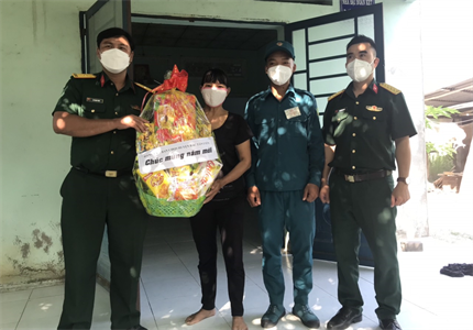 Huyện Bắc Tân Uyên, tỉnh Bình Dương thăm, tặng quà gia đình dân quân