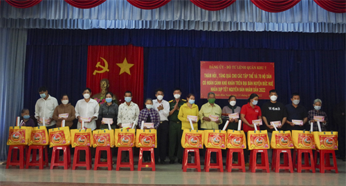 Tặng quà người nghèo trên địa bàn huyện Đức Huệ