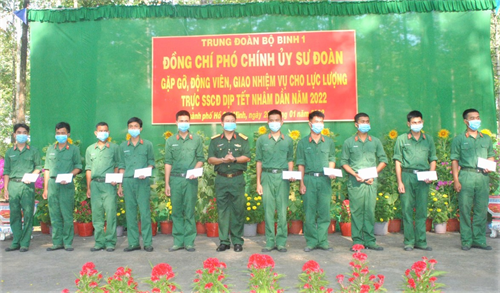 Sư đoàn 9 gặp gỡ, giao nhiệm vụ trực SSCĐ và tặng quà Tết cho cán bộ, chiến sĩ