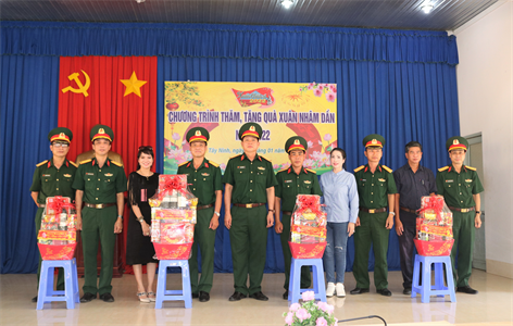 Quân khu 7 thăm, tặng quà các đơn vị trong LLVT tỉnh Tây Ninh