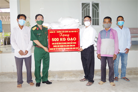 Trường bắn Quốc gia Khu vực 3 tặng gạo hỗ trợ Nhân dân đón Tết